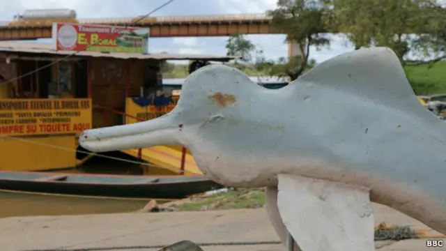 Escultura de delfín rosado