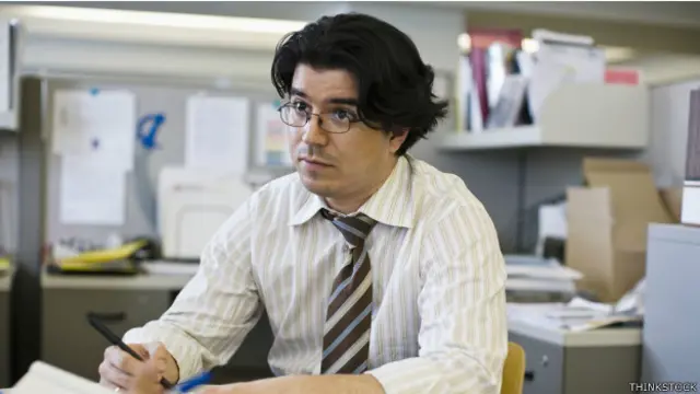 Un empleado que escucha a otro