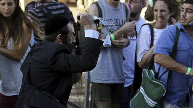 حملہ آور پریڈ پر پیچھے سے آیا اور چلاتے ہوئے چاقو سے حملہ کیا تاہم جلد ہی پولیس نے اسے قابو میں کر لیا