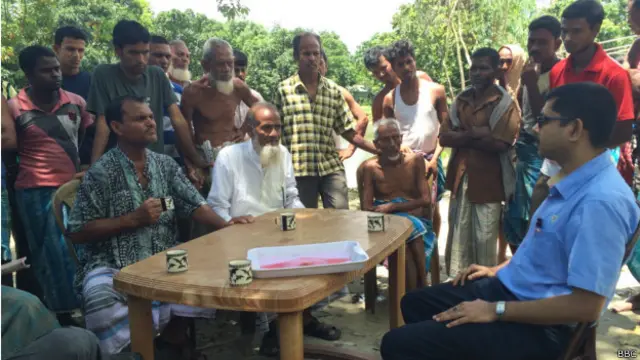 अधिकारियों से बात करते लोग