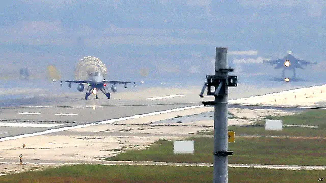 انطلق سرب مقاتلات تركية يقدر بثلاثين طائرة مِن طراز أف ١٦ بعد ظهر الجمعة من القاعدة الجوية الثامنة في ولاية ديار بكر