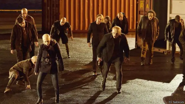 The Strain se baseia nos romances escritos a quatro mãos pelo roteirista Chuck Hogan e pelo cineasta mexicano Guillermo del Toro, especialista em cinema de ficção científica de terror