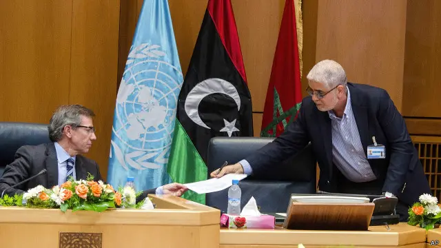 وقعت حكومة طبرق وفصائل ليبية أخرى الشهر الحالي اتفاق سلام ينص على تشكيل حكومة وحدة تمهد لانتخابات عامة جديدة.