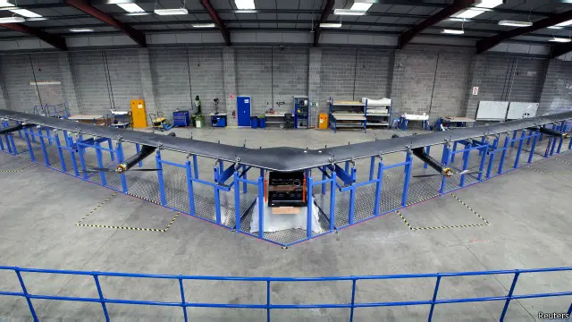 صمم الطائرة فريق تابع لفيسبوك في بريطانيا.