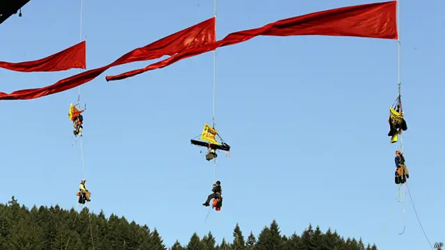 Активисты Greenpeace свисают с моста