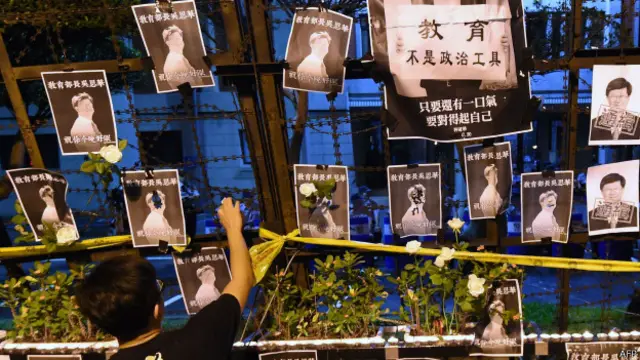 抗议群众聚集在台湾教育部前。