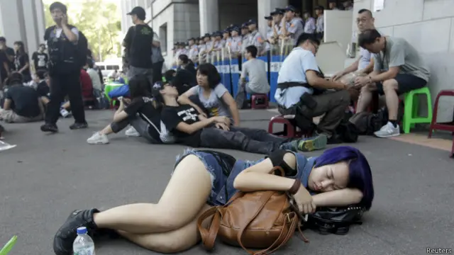 抗议学生在教育部前守夜。