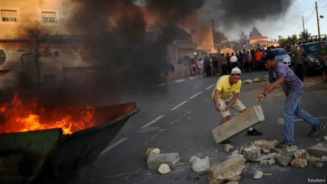 توترت الأجواء في الضفة الغربية عقب قيام مستوطنين بإضرام النار في منزل عائلة فلسطينية