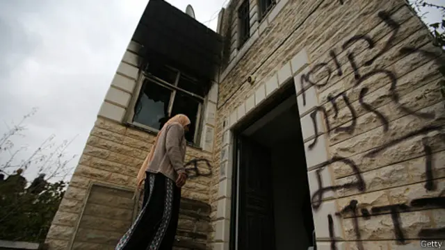 عاملان عملیات "برچسبی" معمولا شعارهایی را هم در محل باقی می‌گذارند