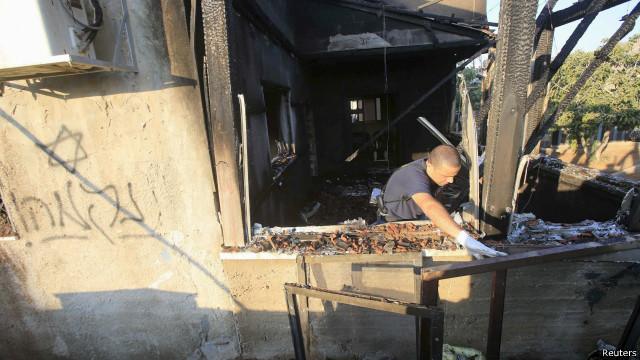 يقول مسؤولون فلسطينيون إن نحو أربعة مهاجمين ألقوا قنابل حارقة على منزلين 
