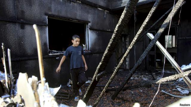 تظهر صور من موقع الهجوم مبنى واحدا على الأقل وقد احترق تماما مع بقايا متفحة.