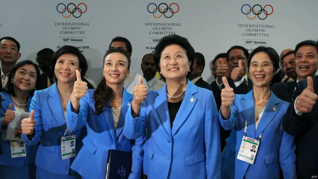 中國副總理劉延東(中)與北京申冬奧代表團成員在馬來西亞會 場外接受拍照(31/7/2015)