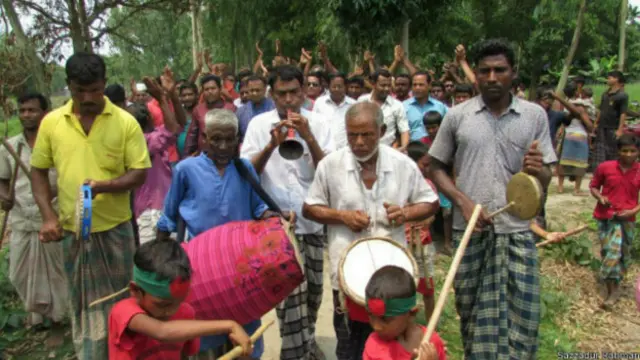 सीमा समझौते पर जश्न मनाते लोग
