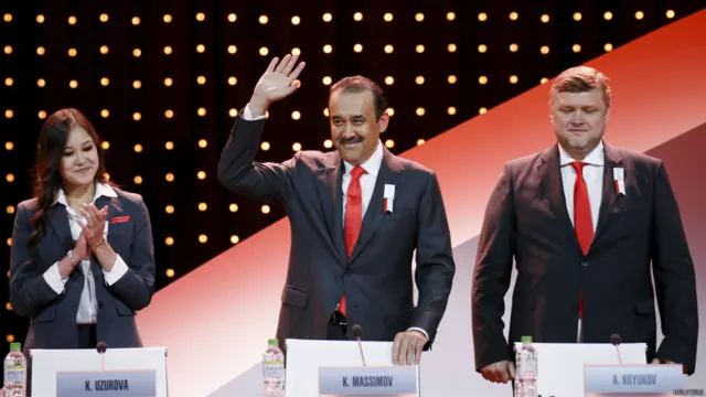 哈薩克總理馬西莫夫(中)揮手致意(31/7/2015)