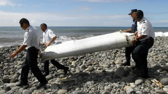 法属留尼汪岛执法人员搬走疑似飞机残骸（30/7/2015）