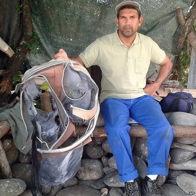 市政厅园丁贝格与他发现的疑似行李箱残骸（30/7/2015）