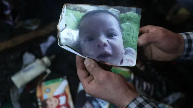 18 ماہ کی عمر کا بچہ اور اس کے والدین نابلس میں کے قریب دومہ گاؤں میں واقع اپنے گھر میں سو رہے تھے جب اسے آگ لگا دی