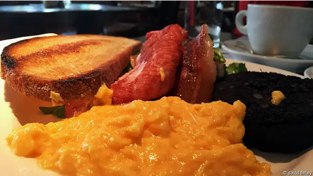 Английский завтрак в кафе Quo Vadis