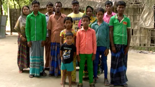 انکلیو کے رہائشی اپنے گھر سے نکل رہے ہیں