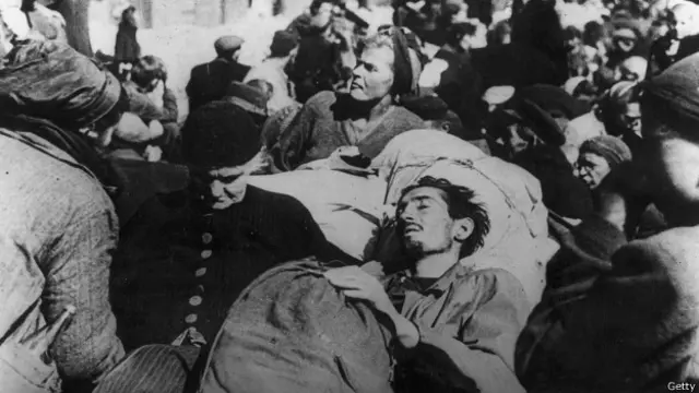 Enfermos y hambrientos polacos salieron de sus escondites