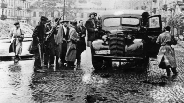 Toma de un auto alemán por insurgentes