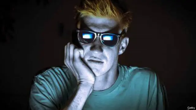 من يتحمل المسؤولية عن سلوك نظام آلي ارتكب جرما، هل هو مالك النظام أم مصنعه أم النظام نفسه؟ 