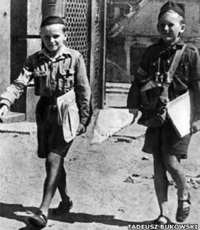 Los hermanos Jeleniewicz del servicio postal de los scouts distribuyendo información de la insurgencia en agosto de 1944.