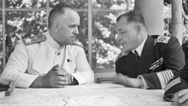 Советские военные представители на Потсдамской конференции: маршал Георгий Жуков (слева) и нарком ВМФ адмирал флота Николай Кузнецов