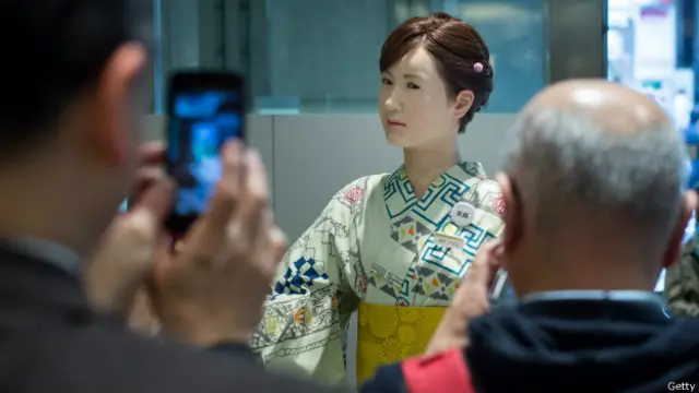 ¿Es un robot o una mujer?