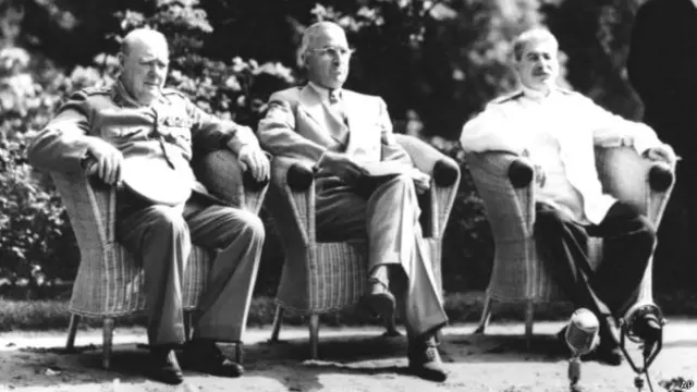 Уинстон Черчилль, Гарри Трумэн и Иосиф Сталин на Потсдамской конференции