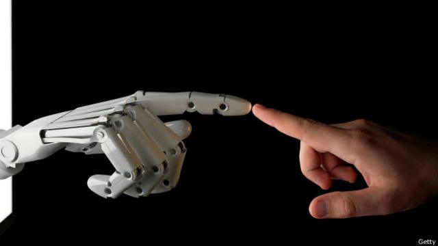 Algunos investigadores consideran que hay razones éticas que obligan a dejar en claro en todo momento quién es humano y cuál es el robot.