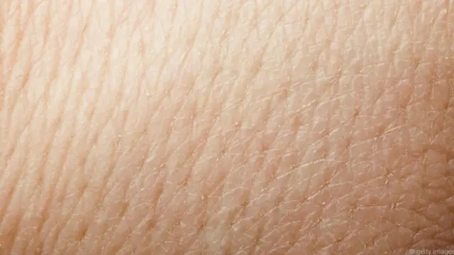 El ingeniero mecánico John-John Cabibihan creó un material que luce y se siente igual que la piel humana.