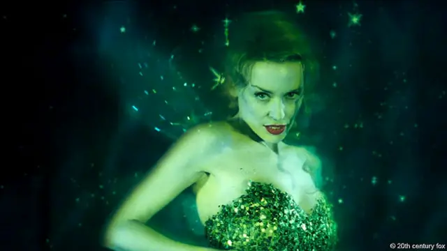 Кайлі Міног у ролі Зеленеї Феї, що втілює собою абсент, у фільмі База Лурмана "Мулен Руж" (2001)