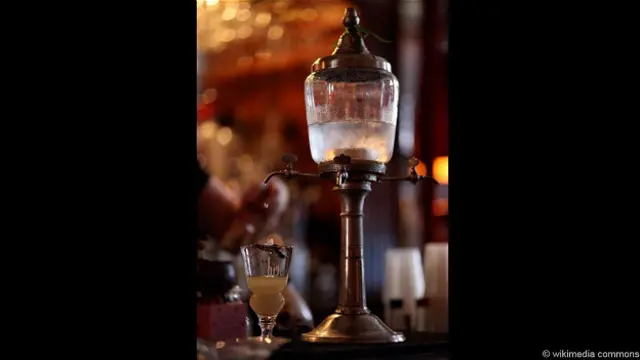 Абсент зазвичай розчиняли водою або наливали крізь кубики цукру, щоб пом'якшити його гіркий присмак 