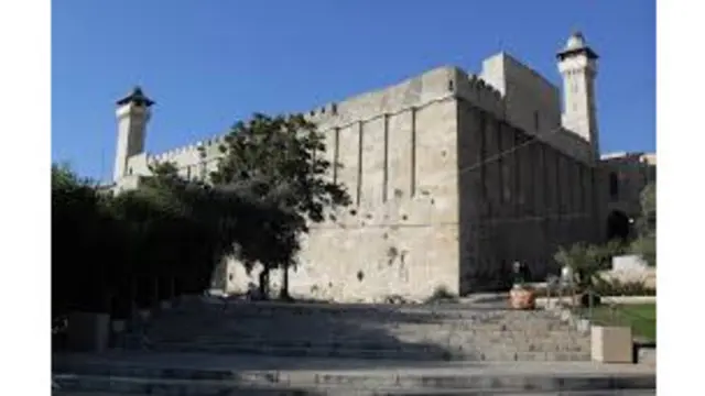 حبرون، که عربها به آن «الخلیل» می گویند، برای پیروان سه مذهب یهودیت، مسیحیت، و اسلام بسیار مقدّس است، چون معتقدند که آرامگاه سه «سالار اعظم» یا «بَطریَرک»، یعنی «ابراهیم» و همسرش ساره، «اسحاق» و همسرش ربقه، و «یعقوب» و همسرش لعیا، در آنجاست.