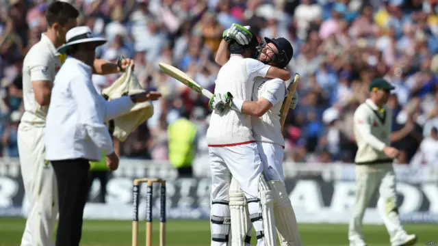 برمنگھم میں کھیلے جانے والے ایشز سیریز کے تیسرے کرکٹ ٹیسٹ میچ کے تیسرے دن انگلینڈ نے آسٹریلیا کو آٹھ وکٹوں سے شکست دے کر پانچ میچوں کی سیریز میں دو ایک کی برتری حاصل کر لی ہے۔