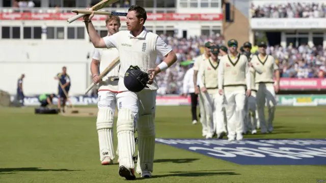 انگلینڈ کی جانب سے ائین بیل اور جو روٹ نے تیسری وکٹ کی شراکت میں 70 رنز بنائے۔