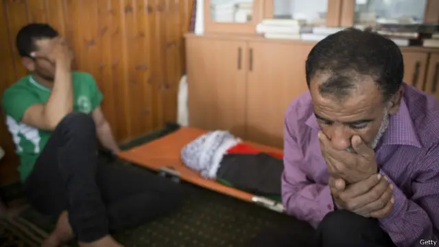 بستگان علی سعد دوابشه در کنار جنازه او