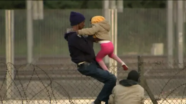 گذشتہ ہفتے ہزاروں تارکین وطن نے برطانیہ جانے کی کوشش کی