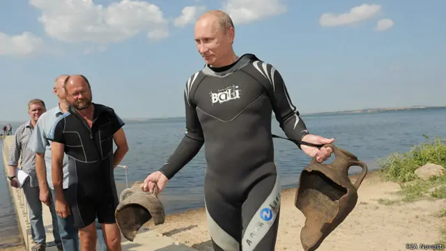 Владмир Путин с амфорами