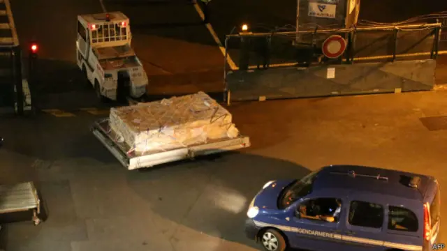 Mảnh đầu tiên đã được chuyển sang Pháp để xem xét