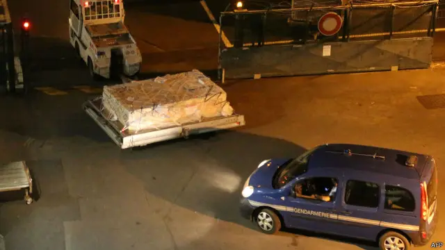 残件被装箱后运上飞机