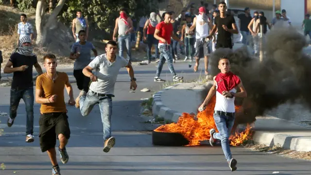 بچے کی ہلاکت کے بعد اسرائیل افواج پر فلسطینوں نے ایک مظاہرے کے دوران سنگ باری کی