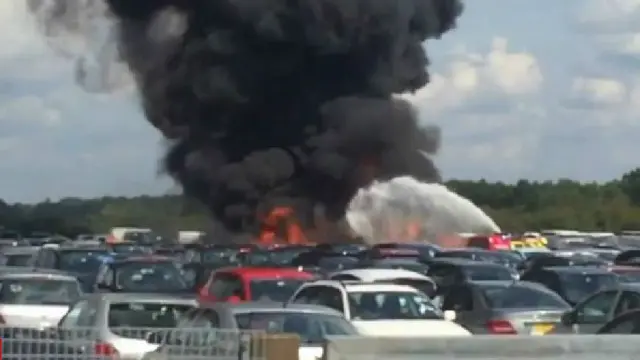 Pesawat yang mengangkut tiga anggota keluarga Bin Laden jatuh di tempat Pelelangan Mobil Inggris yang berada di lingkungan Bandara Blackbushe.
