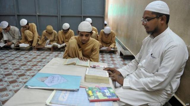 قرآن را کاتبان پیامبر نوشتند و مسلمانان از نوشته ها نسخه برداری کردند و امروزه میلیون‌ها کودک مسلمان همچنان آن را حفظ می‌کنند
