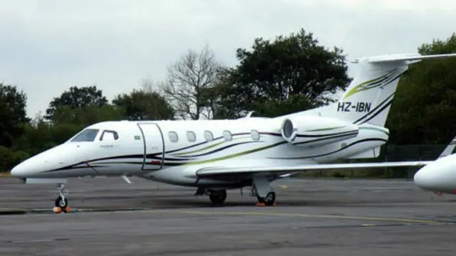 Pesawat yang mengangkut tiga anggota keluarga Bin Laden ialah pesawat jet pribadi jenis Embraer Phenom 300.