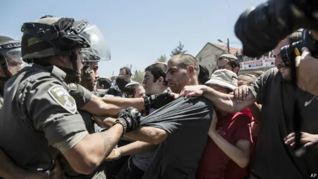 تقول السفير اللبنانية إن اليمين الإسرائيلي يتحمل المسؤولية "بما أبداه من تسامح تجاه المستوطنين وأفعالهم الإجرامية في الضفة الغربية، وشجع العناصر الأكثر تشددًا بين المستوطنين اليهود على التمادي"