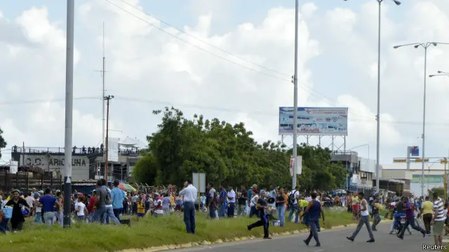 فروشگاه ها در اطراف این سوپرمارکت بسته شده اند یا توسط گارد ملی و پلیس محافظت می شوند