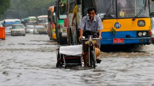 Bão lụt trong mùa mưa là hiện tượng bình thường, nhưng các trận mưa bão từ giữa tháng Bảy là đặc biệt nghiêm trọng, theo nhiều người dân.