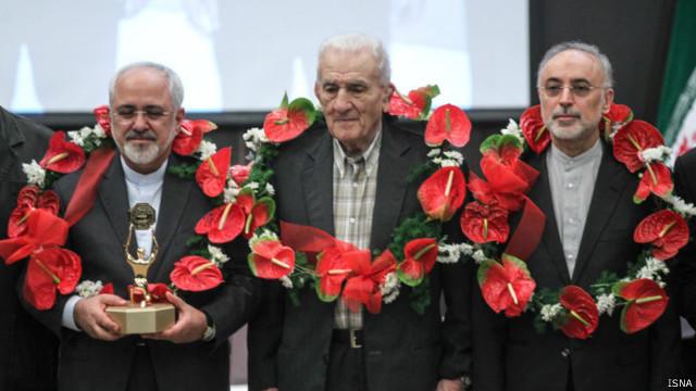 علی اکبر صالحی، رئیس سازمان انرژی اتمی، عباس زندی، کشتی‌گیر قدیمی و محمدجواد ظریف، وزیر خارجه